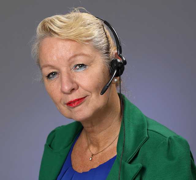 Klant die de hulp van een web- en social media adviseur prijst Portret van een klant die positief spreekt over de ondersteuning bij bedrijfsstrategie en online aanwezigheid.