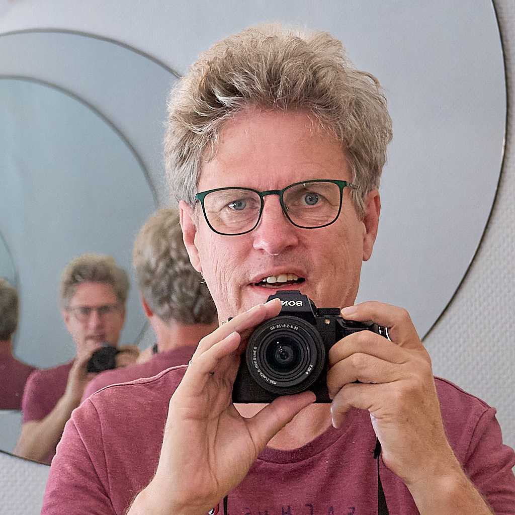 Tevreden fotograf en ondernemerover de website-feedback van Iwan Koenderman Portret van tevreden fotograaf, die feedback kreeg van Iwan Koenderman over zijn website.